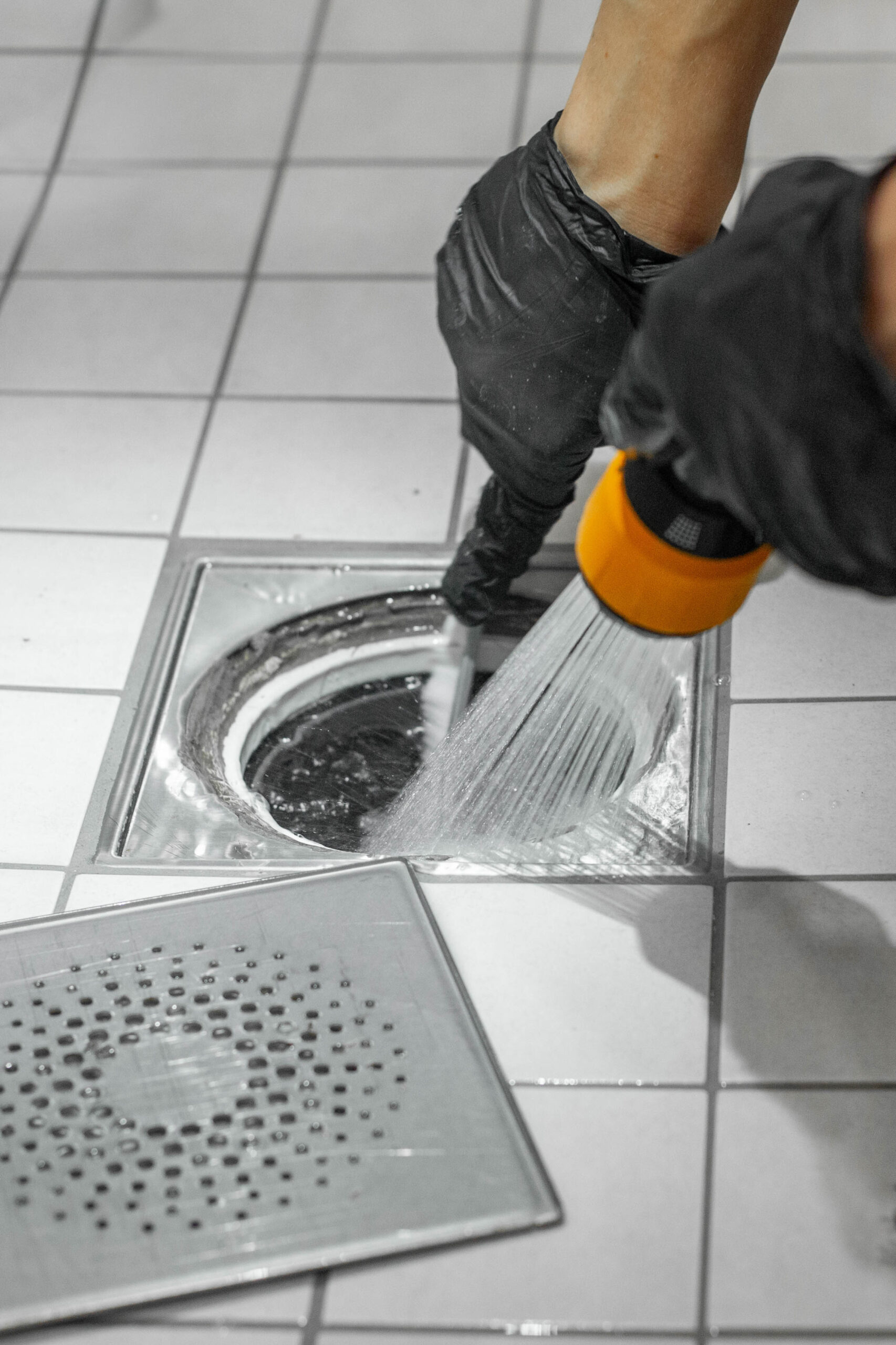 lattiakaivon laastikaulus kylpyhuoneessa